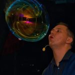 Magicien en spectacle de bulles